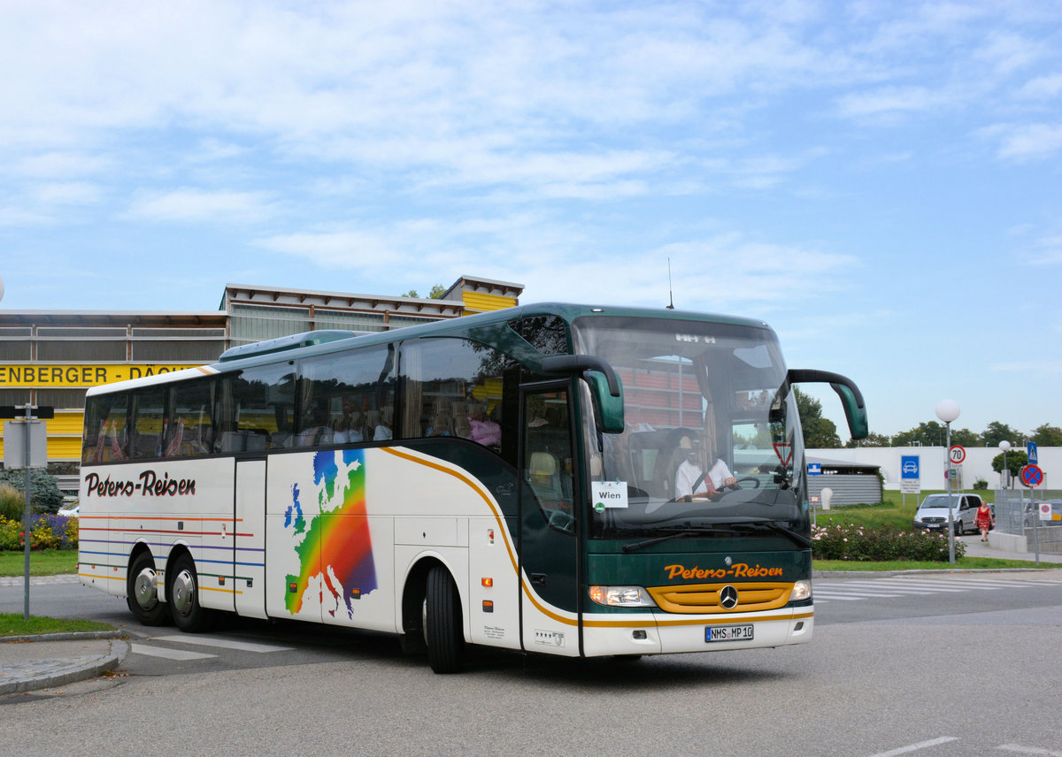 Mercedes Tourismo von Peters Reisen aus der bRD in Krems gesehen.