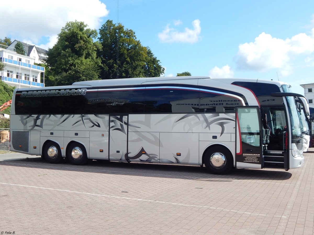 Mercedes Travego von Demmelmair aus Deutschland im Stadthafen Sassnitz.