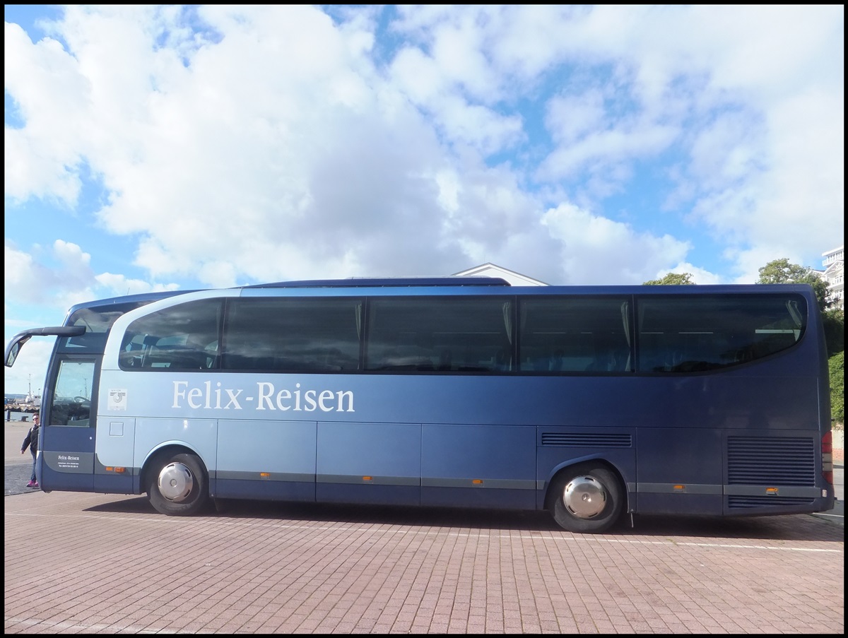 Mercedes Travego von Felix-Reisen aus Deutschland im Stadthafen Sassnitz. 