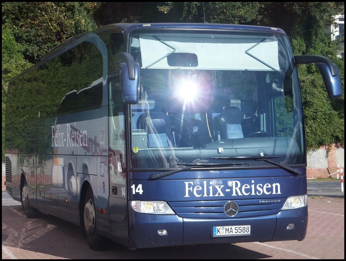 Mercedes Travego von Felix-Reisen aus Deutschland im Stadthafen Sassnitz. 