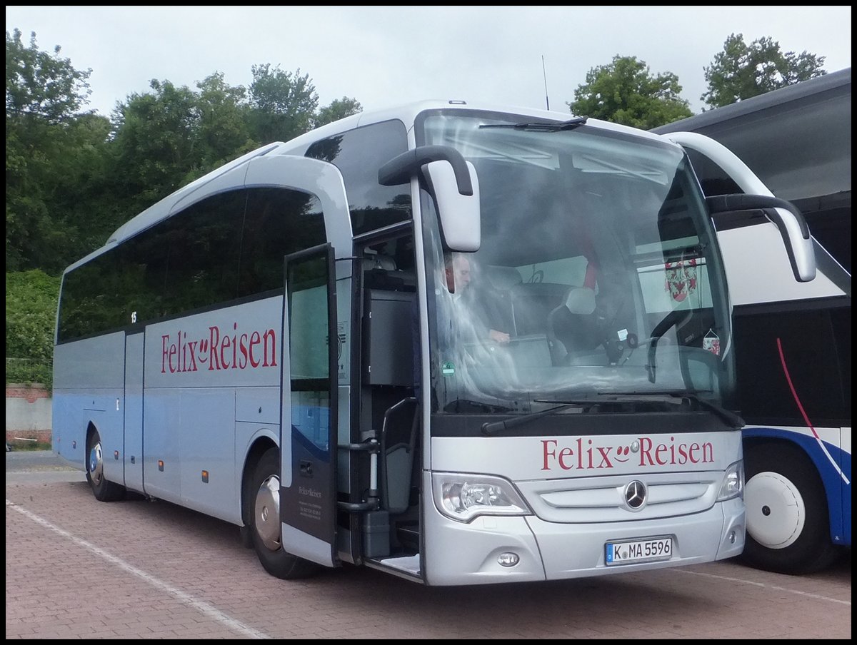 Mercedes Travego von Felix-Reisen aus Deutschland im Stadthafen Sassnitz.