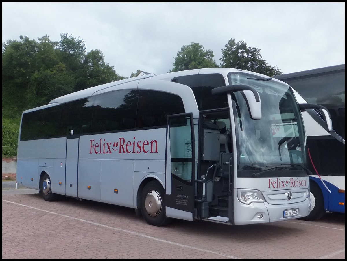 Mercedes Travego von Felix-Reisen aus Deutschland im Stadthafen Sassnitz.