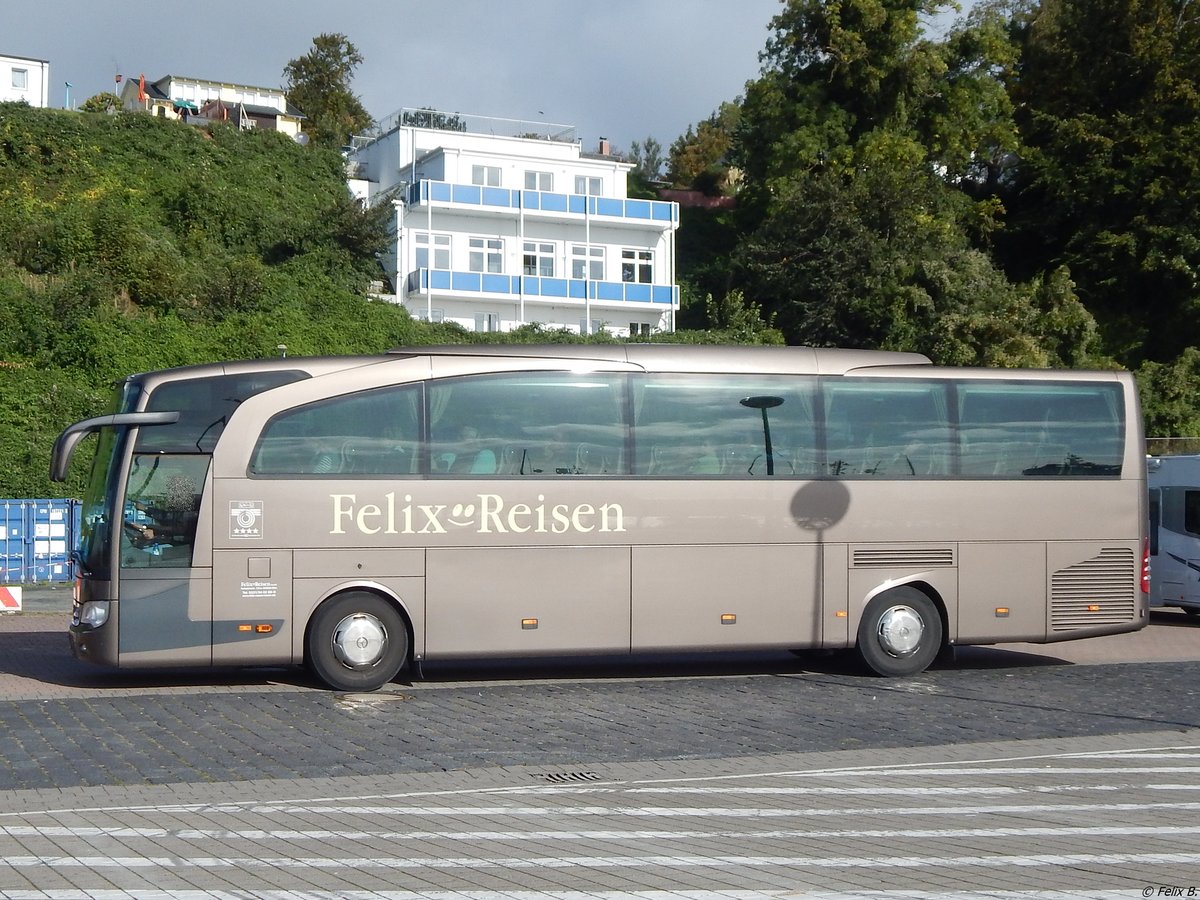 Mercedes Travego von Felix-Reisen aus Deutschland im Stadthafen Sassnitz.