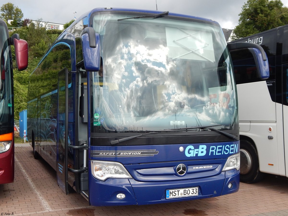 Mercedes Travego von GFB-Reisen aus Deutschland im Stadthafen Sassnitz. 