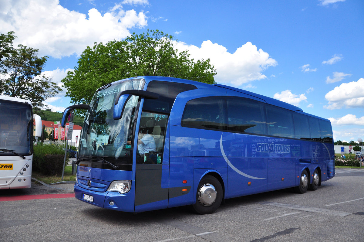 Mercedes Travego von Goly Tours aus Ungarn in Krems gesehen.