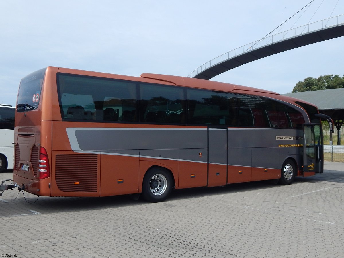 Mercedes Travego von Holtkamp-Busreisen aus Deutschland im Stadthafen Sassnitz.