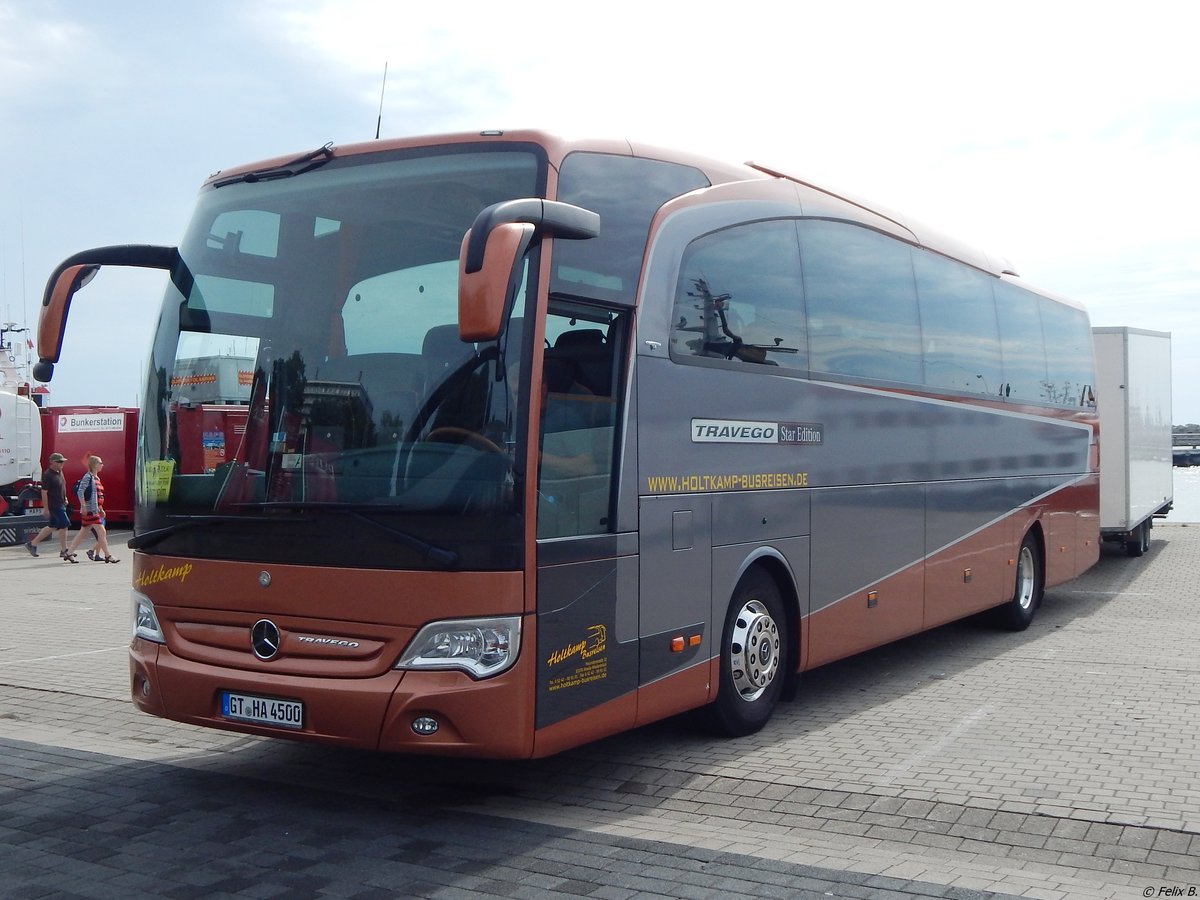 Mercedes Travego von Holtkamp-Busreisen aus Deutschland mit Anhänger im Stadthafen Sassnitz. 