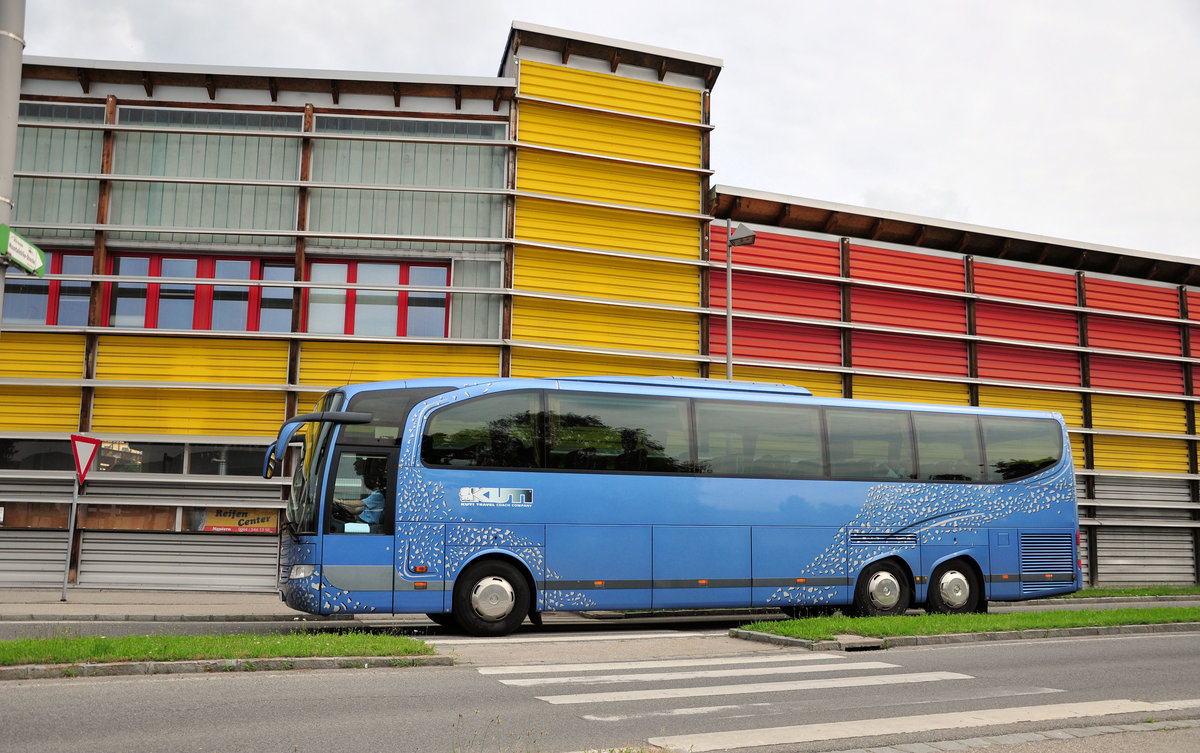 Mercedes Travego von Kuti Reisen aus Ungarn in Krems unterwegs.