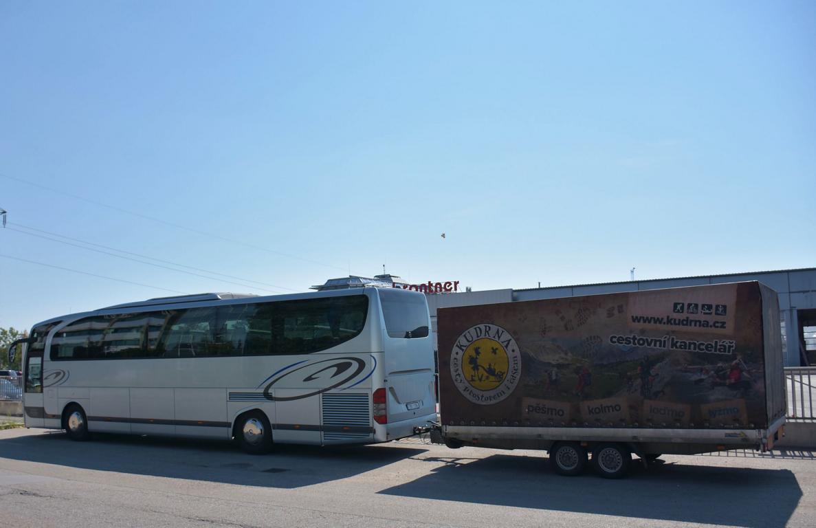 Mercedes Travego mit Radanhnger von Ideal Tour aus der CZ 2017 in Krems.