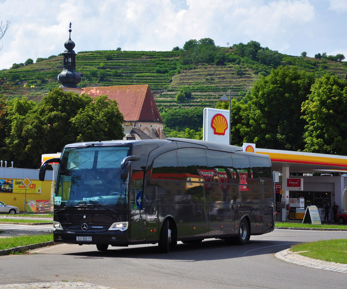 Mercedes Travego von der Molnar Travel.hr in Krems gesehen.