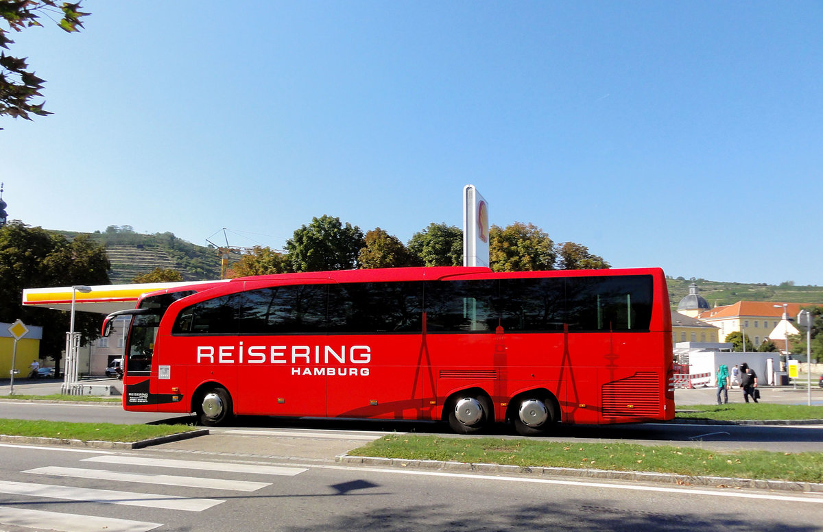 Mercedes Travego von Reisering Hamburg in Krems gesehen.