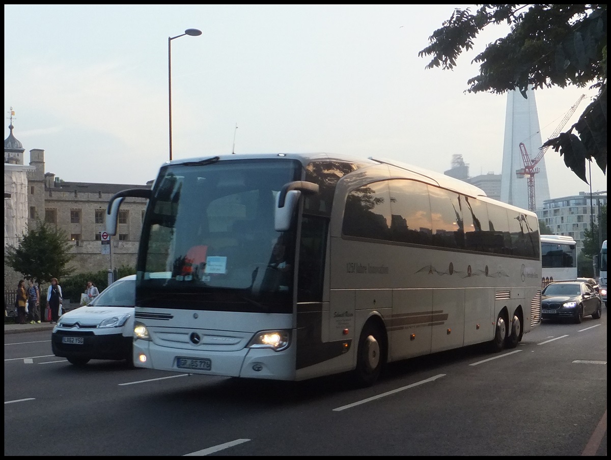 Mercedes Travego von Schmidt-Reisen aus Deutschland in London.