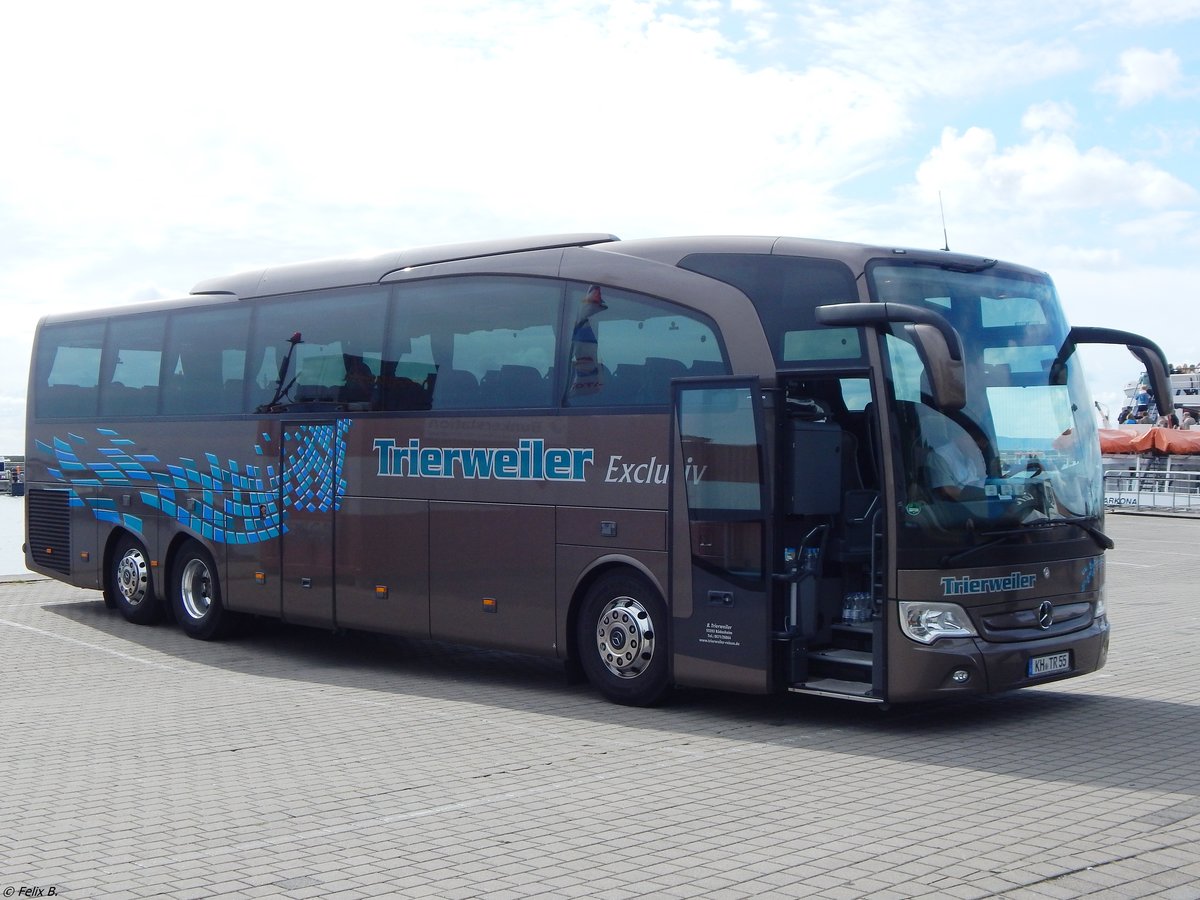 Mercedes Travego von Trierweiler aus Deutschland im Stadthafen Sassnitz.