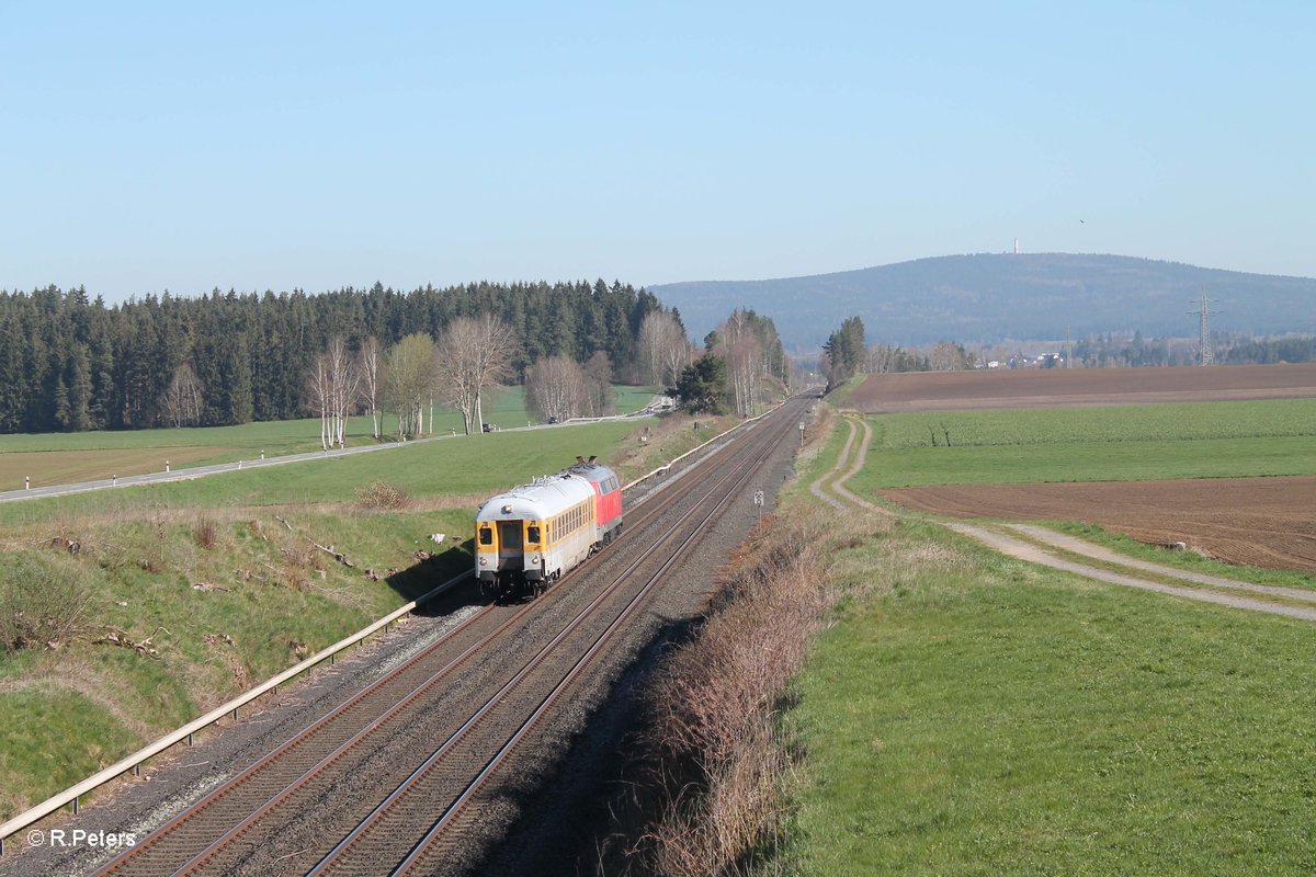 Messzug von Hof nach Marktredwitz geschoben von 218 411-7 bei Neudes. 21.04.16