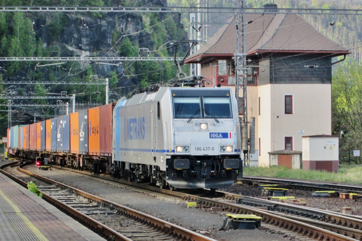 Metrans 186 437 durchfahrt am 6 April 2017 Decin.