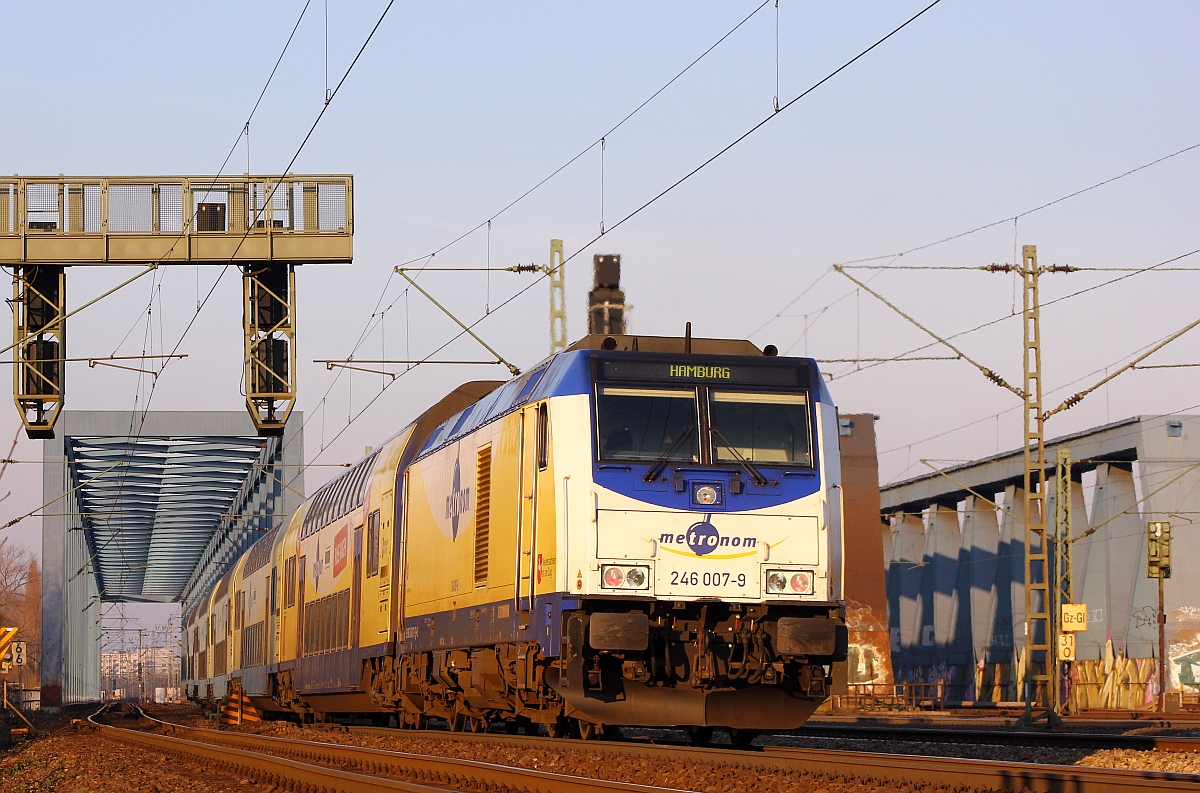 Metronom 246 007-9 schiebt hier in der Abendsonne ihren Zug aus Cuxhaven Richtung Hamburg Hbf vorbei an den Fotografen über die Süderelbbrücke. 06.02.2015