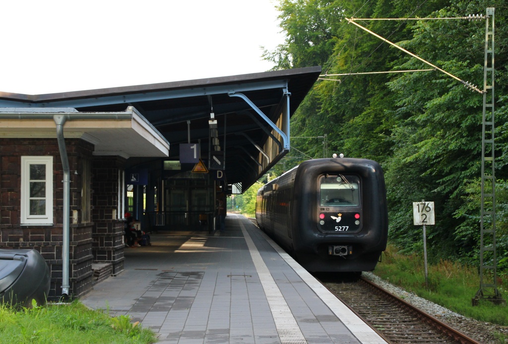 MFA/FF/MFB 50/54/5277 wartet im Flensburger Bahnhof auf den SH-Express aus Hamburg. Flensburg 02.08.12