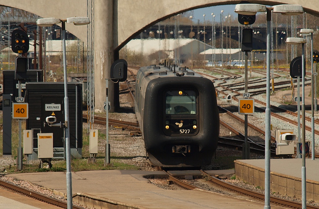 MF/MFB 50/5227 aus Aalborg kommend hat hier Einfahrt in den Aarhuser Bahnhof. 11.04.2011 