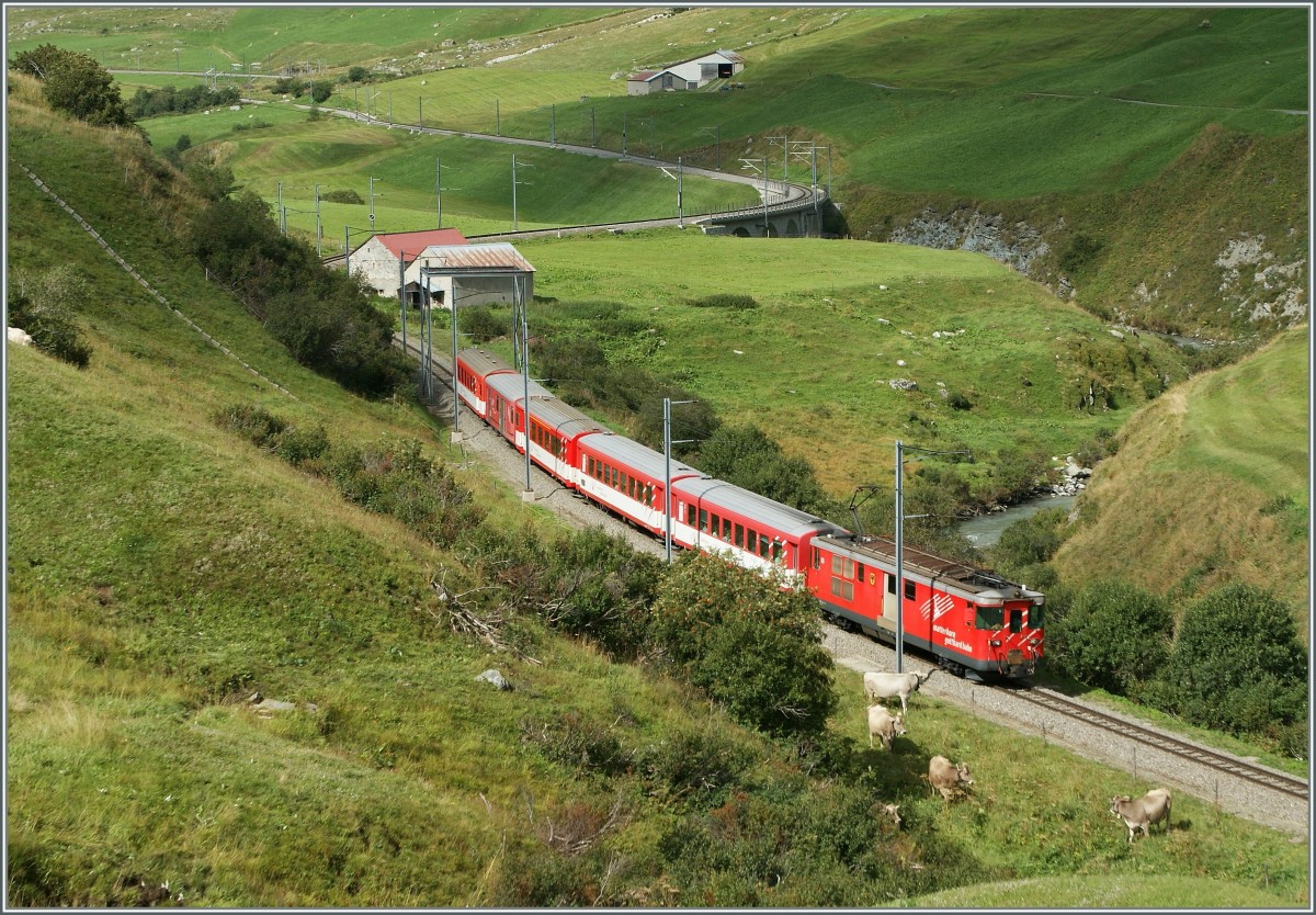 MGB De 4/4 mit einem Regionalzug nach Gschenen wird in Krze Hospental erreichen.
29. Aug. 2013