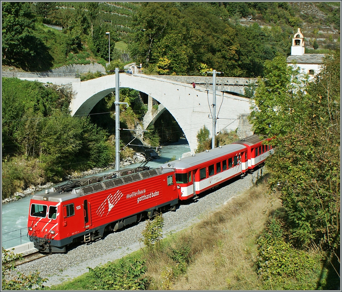 MGB HGe 4/4 105 unterwegs nach Zermatt bei Neubrück.
26. Sept. 2008