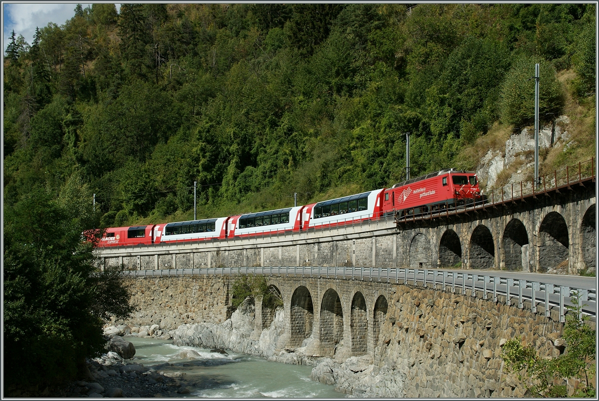 MGB HGe 4/4 II mit einem Glacier Express kurz vor Betten Talstation.
10. Sept. 2013