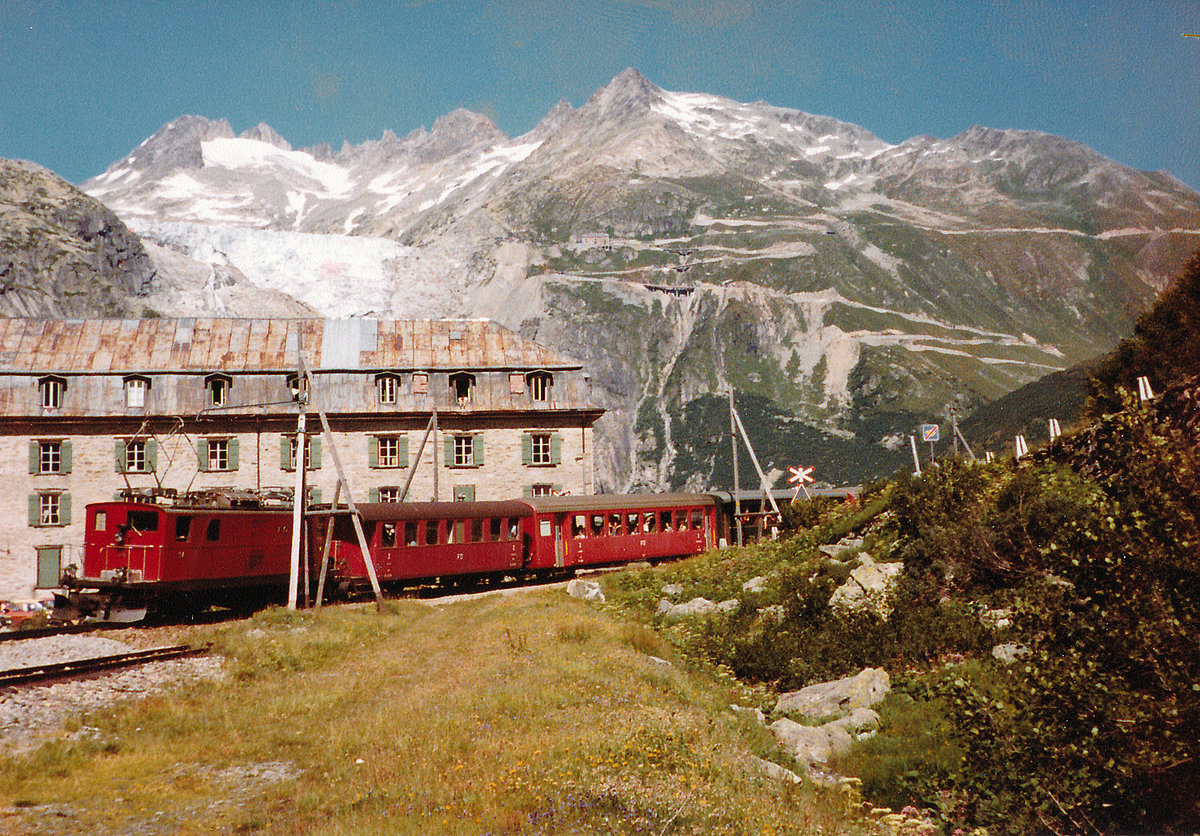 MGB/FO: Die herrliche Aufnahme der HGe 4/4 I - 32 in Brig von Armin Schwarz erinnerte mich sehr stark an das Jahr 1981, als ich eine HGe 4/4 I bei der Einfahrt Gletsch, zusammen mit dem Rohnegletscher auf der alten Bergstrecke, verewigte.
Foto: Walter Ruetsch