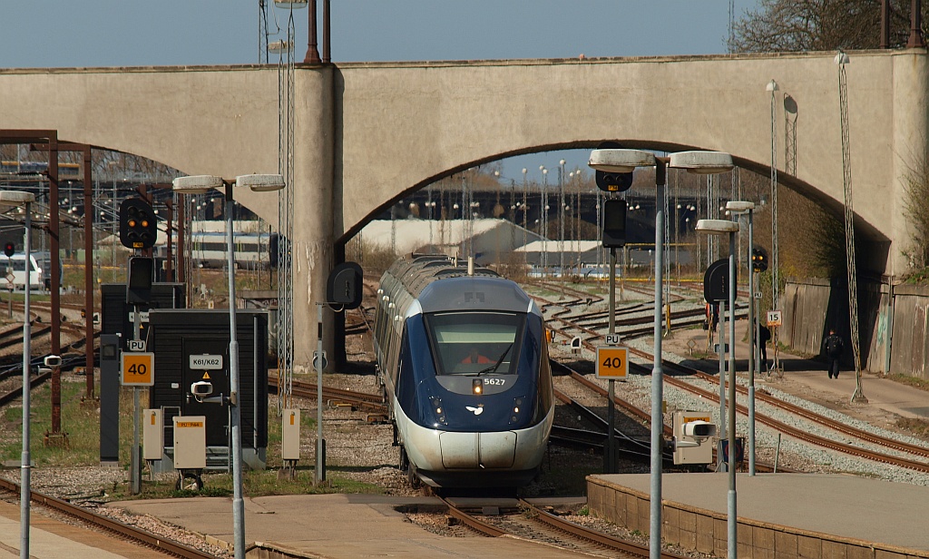 MG/MH 56/5827 kommt aus dem Abstellbereich in den Aarhuser Bahnhof gefahren. 11.04.2011