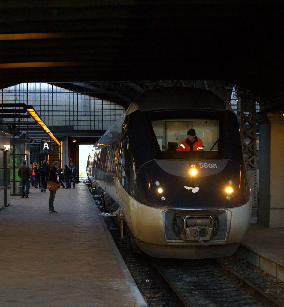 MG/MH IC4 56/5808 wurde im Bhf Aarhus bereitgestellt und wird in kürze Richtung Kolding aufbrechen. 08.11.2010