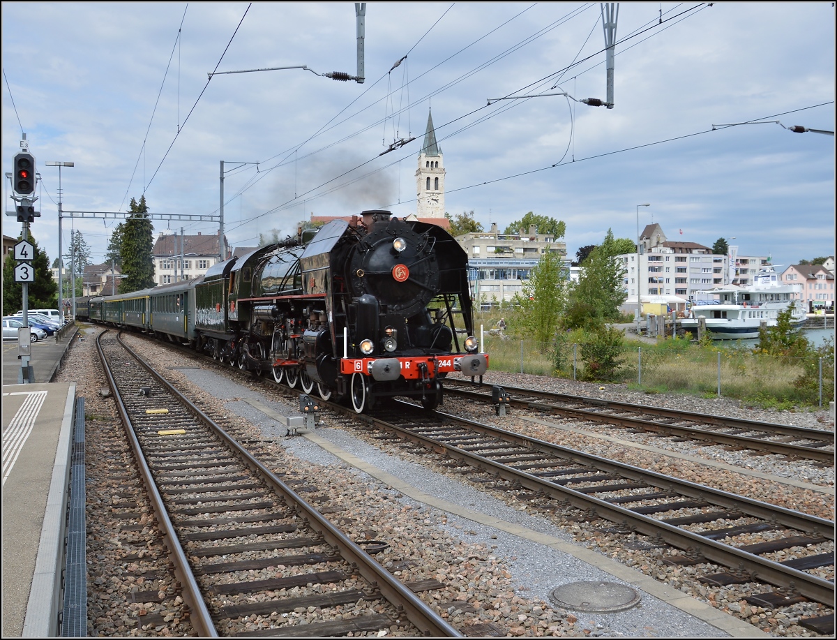 Mikado 141 R 1244 bei der Einfahrt mit einem Sonderzug aus Brugg und Schaffhausen. Romanshorn, August 2014.