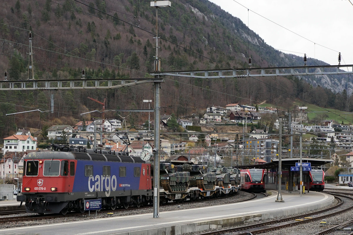 Militrtransport per Bahn.
Impressionen von Moutier.
Re 620 076-0  ZURZACH  mit dem Panzerzug 69030 Courtemache - Rangierbahnhof Biel in Moutier am 4. Mrz 2019. Transportiert wurden 2 Pz87 Leo WE sowie 8 Spz 2000.
Bildausschnitt Fotoshop.
Foto: Walter Ruetsch