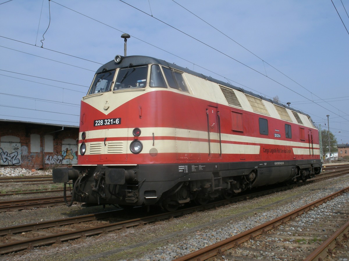 Mirko ist wieder da ! Einen �berraschenden Besuch auf R�gen hatte die 228 321 die,am 06.April 2014,in Bergen/R�gen eine Pause hatte,nachdem Sie einen Schotterzug aus Mukran hierher brachte,danach fuhr die Lok wieder nach Mukran zur�ck.Die Lok blieb ein paar Tage auf R�gen
