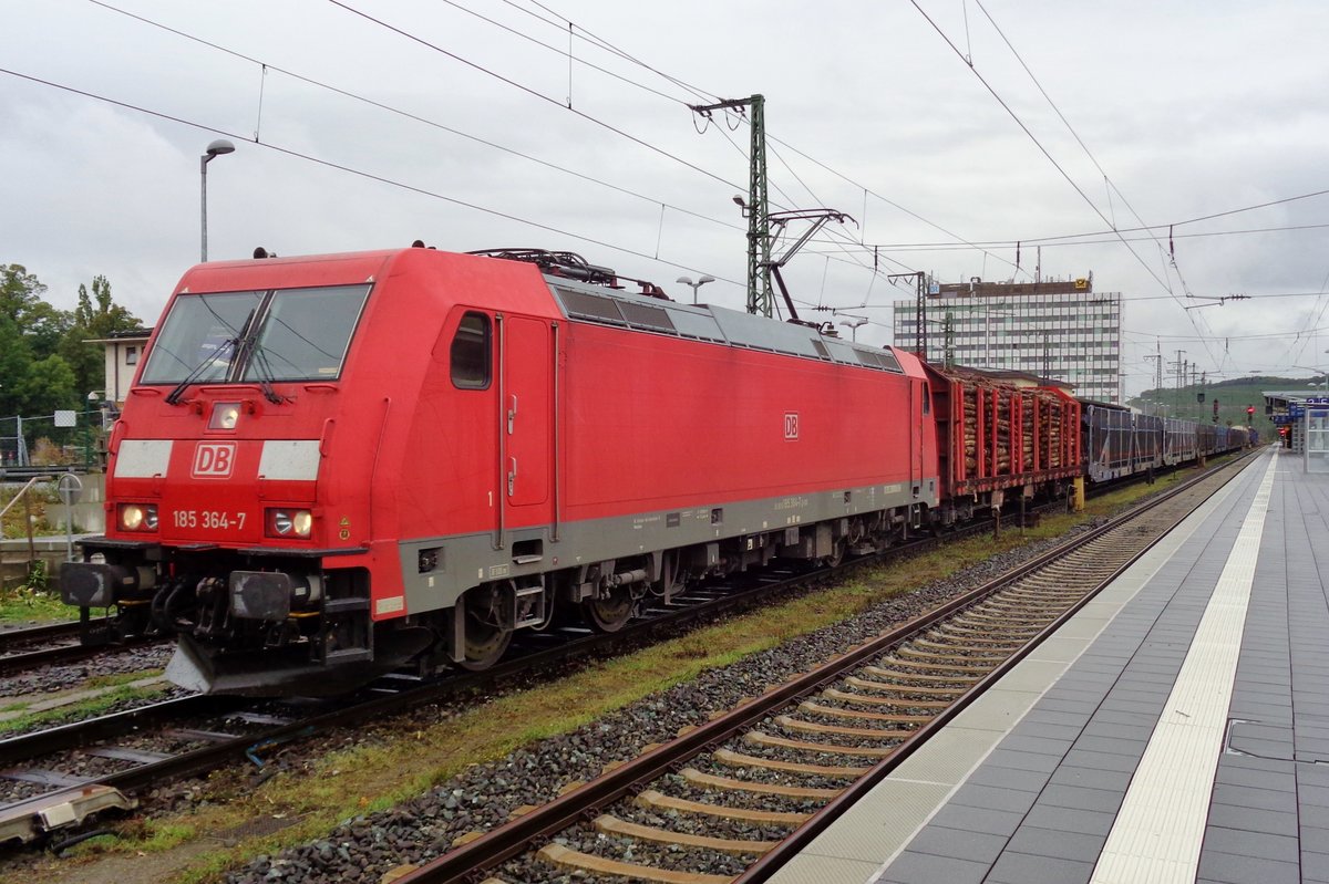 Mischguterzug mit 185 364  hält am 14 September 2017 in Würzburg Hbf.