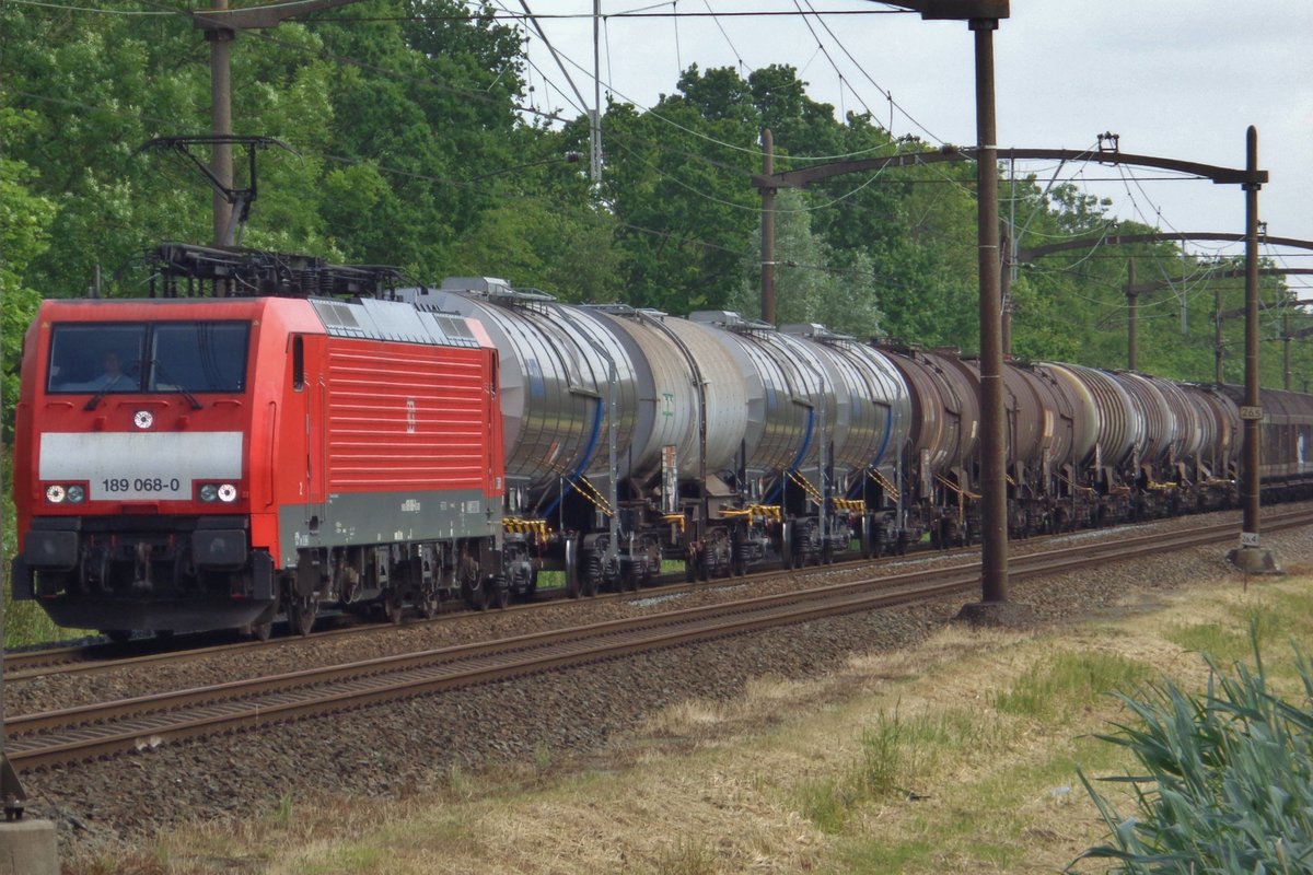 Mischguterzug mit 189 068 durcheilt Dordrecht-Bezuidendijk am 10 Juni 2017.