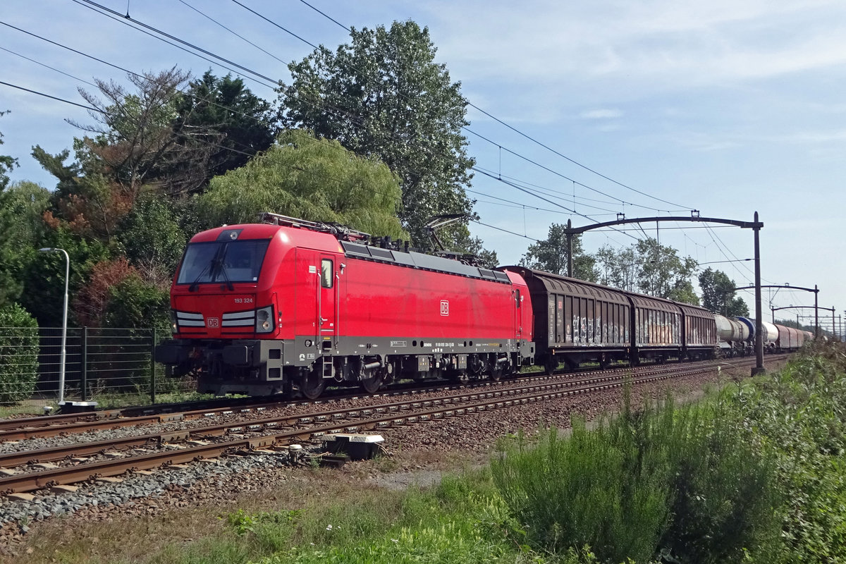 Mischguterzug mit  193 324 durchfahrt am 23 Augustus 2019 Hulten. Bis 2018 wurden beinahe alle Mischguterzüge in die Niederlände von 189er gezogen; seit 2019 übernimmt die Reihe 193 immer mehr diese Leistungen.