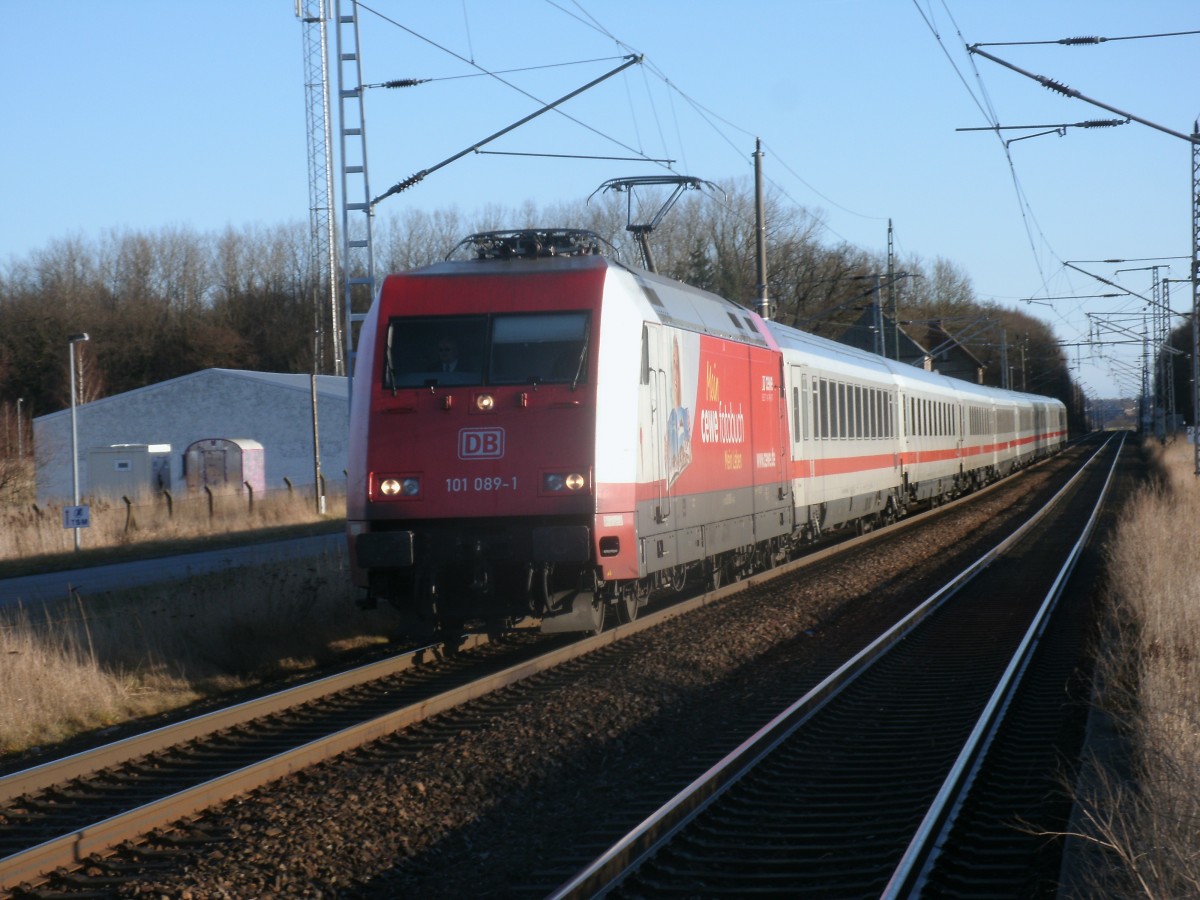 Mit 90km/h rauschte die CEWE 101 089 mit dem IC 2356 Binz-Frankfurt Main Flughafen,am 09.Februar 2014,durch die Station Teschenhagen.
