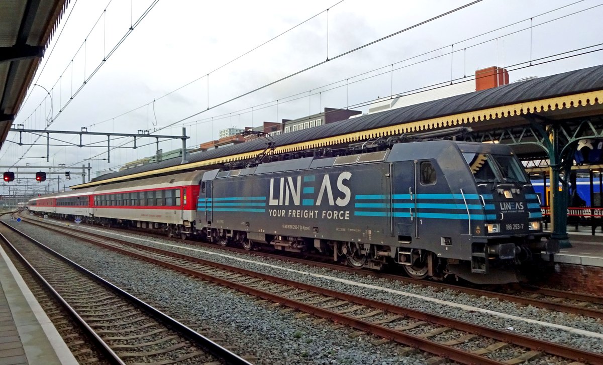 Mit der Alpen-Express 13466 treft Lineas 186 293 am 1 März 2020 in 's-Hertogenbosch ein.