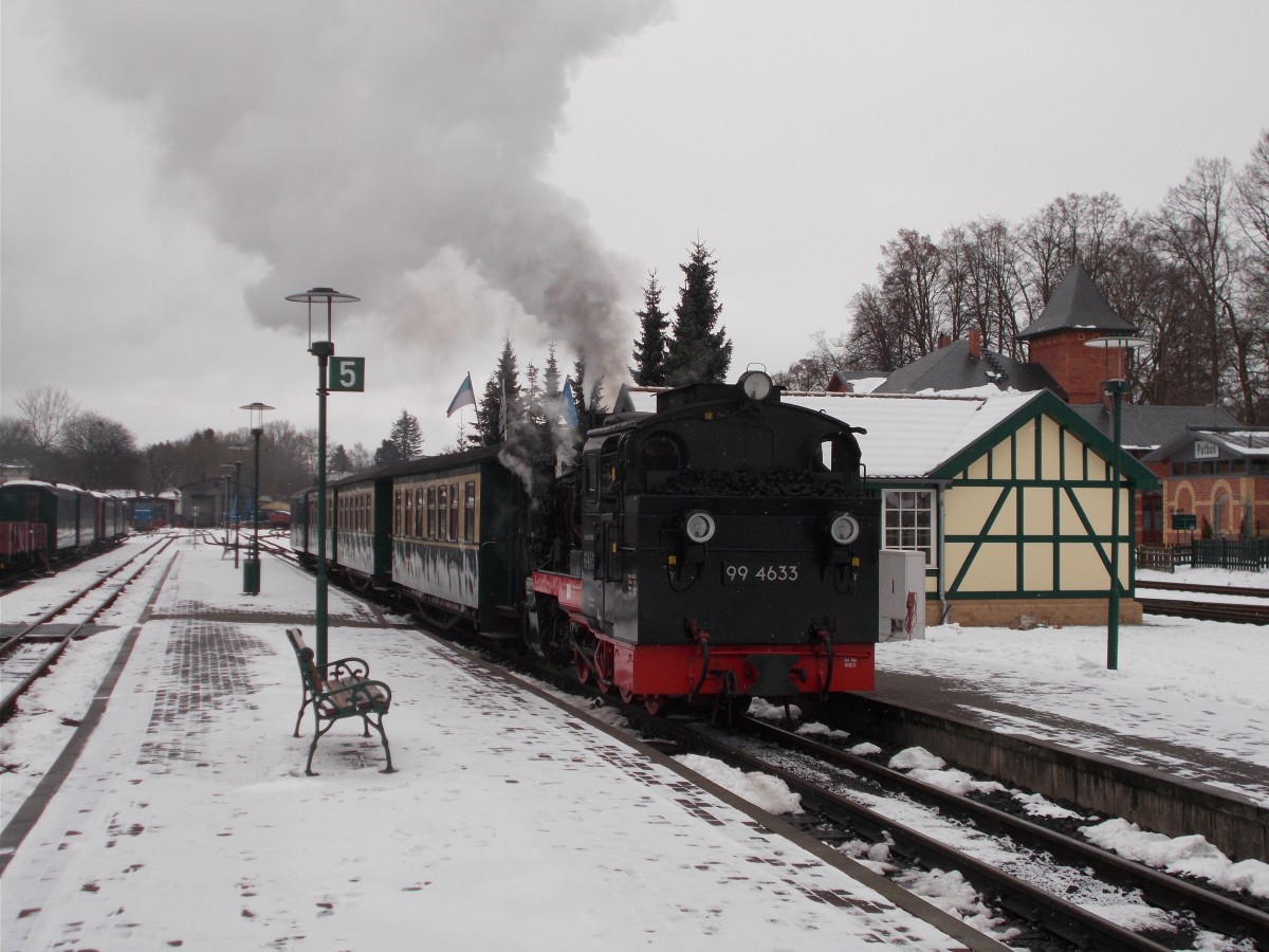 Mit aus vier Wagen bestehenden Zug nach G�hren hatte 99 4633,am 17.Januar 2016,ab Putbus leichtes Spiel.
