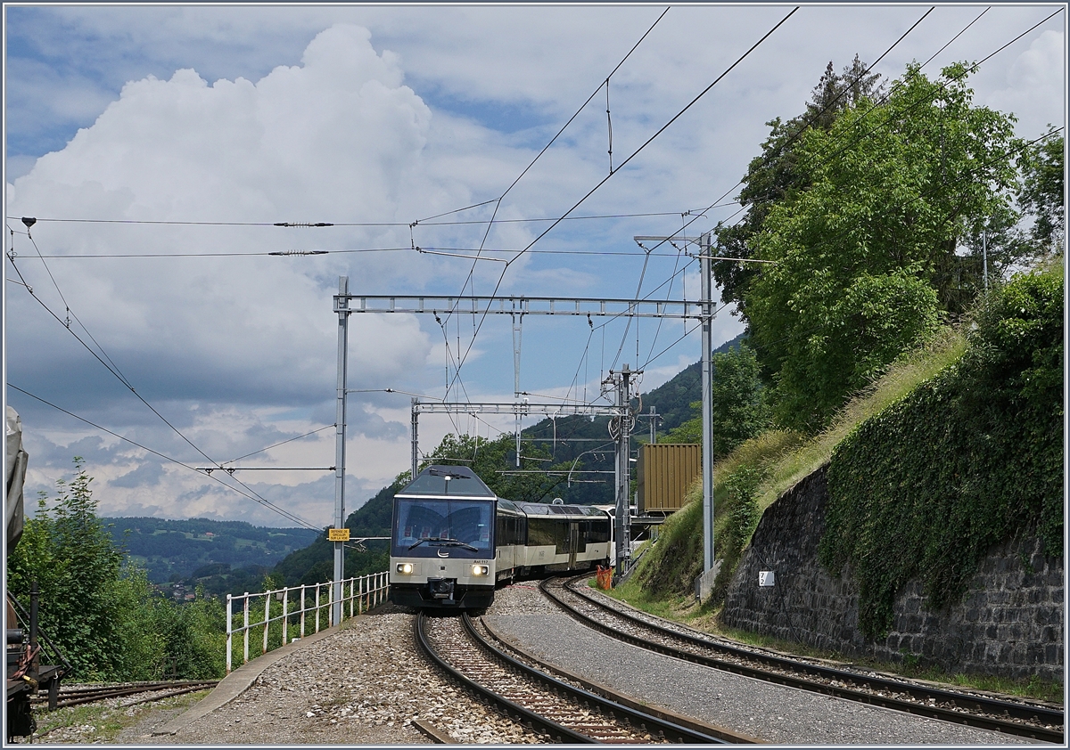 Mit dem Ast 117 trifft der MOB PE 2115 von Zweisimmen nach Montreux in Chamby ein. 

13. Juni 2020