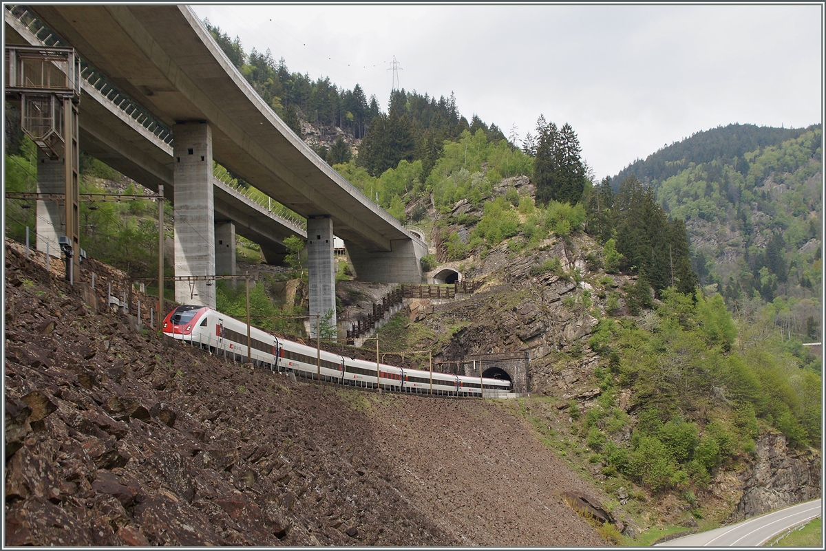 Mit dem Ausbruchmaterial aus den zahlreichen Tunnels konnten die notwendigen Dämme aufgeschütet werden. Hier verlässt ein ICN auf seiner Fahrt nach Süden den Mte Piottino Tunnel. 
