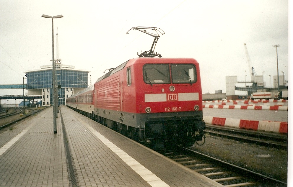 Mit dem Autozug stand 112 160 in Mukran.