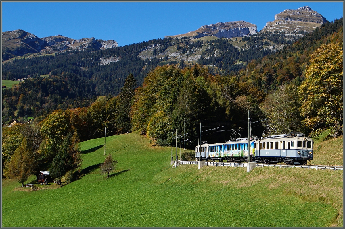 Mit dem BCF 4/4 N° 1 an der Spitze fährt der ASD Nostalgiezug nach dem Fahrtrichtungswechsel in Le Sépey weiter in Richtung Aigle und erreicht in Kürze Les Planches. 

18. Okt. 2014