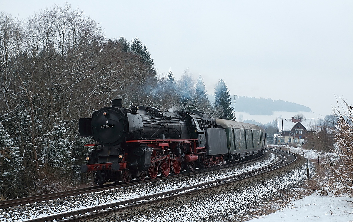 Mit dem Classic Courier von Nürnberg nach Singen durchfährt 001 150-2 am 19.03.2018 den Bahnhof Röthenbach. Am nächsten Tag wird es weiter in die Schweiz gehen. Mit einem anderen Bildzuschnitt als das bei bahnbilder.de eingestellte Foto.