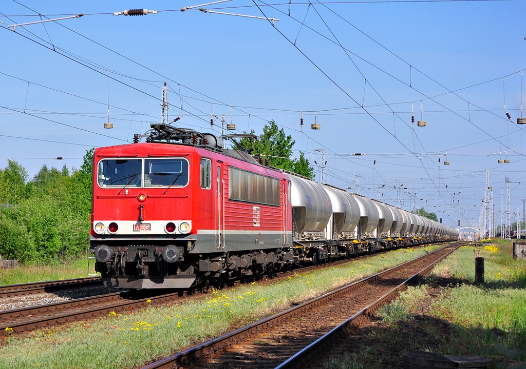 Mit dem DGS 99622 (Rostock.Seehafen-Rüdersdorf) verlässt die MEG 707(155 230)am 16.05.2014 die Stadt an der Ostsee.