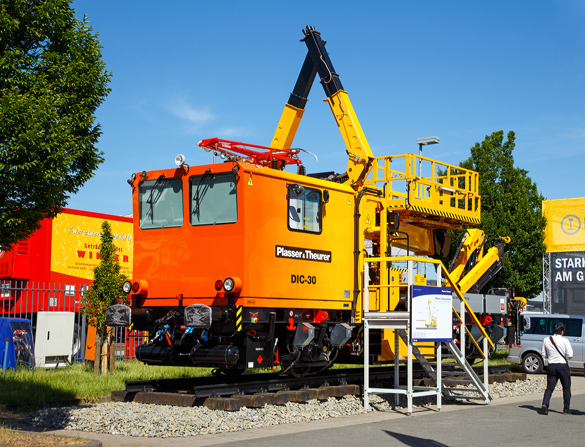 
Mit dem DIC-30 prsentiert Plasser Ibrica auf der iaf 2017 Internationale Ausstellung Fahrwegtechnik in Mnster (01.06.2017) ein universelles Fahrzeug fr die Instandhaltung von Oberleitungen.

Plasser Ibrica stellte in den letzten 25 Jahren ber 100 Oberbaumotorwagen (OBW) und Motorturmwagen (MTW) in unterschiedlichen Gren und Ausstattungsvarianten her. Besondere Erfolge feierte man mit der DIC-Familie (DIC steht fr Dresina de Inspeccin de Catenaria, also Oberleitungsinspektionsfahrzeug). Diese umfasst verschiedene Modelle mit Ausstattungs- und Leistungsalternativen und ist aufgrund der flexiblen Auslegung sowohl fr U-Bahnen als auch fr andere Strecken geeignet. Jetzt ergnzt der DIC-30 diese Serie, der sowohl als OBW als auch als MTW ausgefhrt werden kann.

Beide Versionen des DIC-30 verfgen ber eine gerumige Mannschaftskabine und eine moderne Steuerung, die dazu beitrgt, die EN-Standards sicher einzuhalten. Alle Schlsselbauteile wie Radstze, Bremsen, Hydraulik- und Pneumatikkomponenten entsprechen den Qualittsstandards der Maschinen von Plasser & Theurer.

Hier wurde er in der MTW-Version prsentiert, gebaut 2017 von der Plasser & Theurer Ibrica, S.A.U. in Yuncler  bei Toledo, Spanien, unter der Fabriknummer 89. Die MTW-Version des DIC-30 ist mit je einem Fahrdraht- und Tragseildrcker und einem Kran ausgerstet. Dazu steht bei dieser Version eine Hebebhne mit klappbarem Gelnder und einer Reichweite von bis zu 12 m zur Verfgung.  Zudem hat das Fahrzeug einen Mess-Pantographen zur Fahrdrahtmessung.

Die OBW-Version hat keine Hebebhne, dafr einen starken Arbeitskran und eine grere Ladeflche.

TECHNISCHE DATEN des DIC-30 als MTW :
Achsfolge: B´
Lnge ber Puffer: 12.000 mm
Achsabstand: 6.500 mm
Treibraddurchmesser: 850 mm
Eigengewicht: 30 t
Max. Zuladung: 2.000 kg
Max. Achslast: 17 t
Leistung (am Rad): 250 kW
Hchstgeschwindigkeit: 90 km/h
