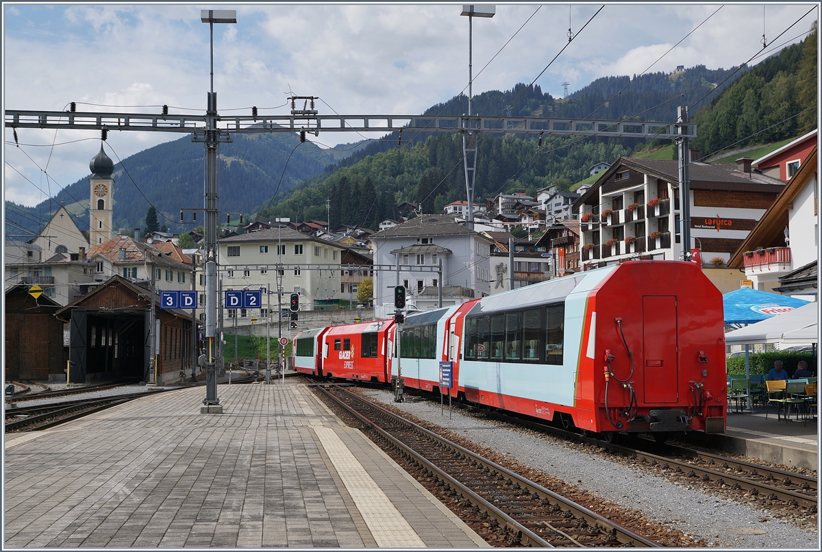 Mit dem  Exlusive Clasique  Wagen am Schluss verlässt der Glacier Express 903 Disentis in Richtung Zermatt. 

16. Sept. 2020