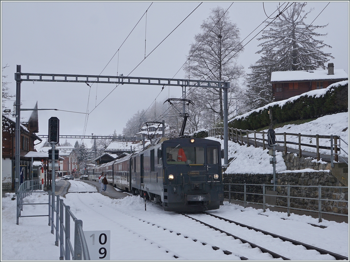 Mit dem Fahrplanwechsel Mitte Dezember 2020 endet der Plandienst der MOB GDe 4/4 Serie 6000 und die von den Kilometer her stark beanspruchten MOB GDe 4/4 6001 -6004 sollen ausrangiert werden, während die beiden ex GFM TPF GDe 4/4 6005 und 6005 noch für Dienstzüge vorgehalten werden.

Dies Bild ist mein letztes Bild einer GDe 4/4 im Plandienst, und passenderweise kam die schwarze GDe 4/4 6002 mit dem Panoramic Express Montreux - Zweisimmen nach Les Avants. 

6. Dezember 2020