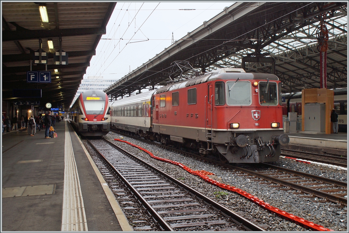 Mit dem Fahrplanwechsel Mitte Dezember endet in der Westschweiz der Planmässige Einsatz der Re 4/4 II vor Reisezüge. Im Bild rangiert die SBB Re 4/4 II 11116 die Lausanne den am Morgen angekommen IR von Neuchâtel für die Rückfahrt am Abend. 

8. Dezember 2021