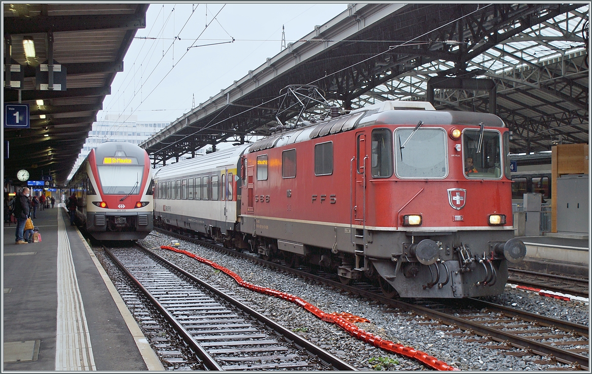 Mit dem Fahrplanwechsel Mitte Dezember endet in der Westschweiz der Planmässige Einsatz der Re 4/4 II vor Reisezüge. Im Bild rangiert die SBB Re 4/4 II 11116 (Re 91 85 420 116-6 CH-SBB) in Lausanne den am Morgen angekommen IR von Neuchâtel für die Rückfahrt am Abend. Erfreulicherweise wurde für diesen Dienst sogar eine der sonst hier kaum mehr anzutreffenden Re 4/4 II der 1. Serie eingeteilt.

8. Dezember 2021