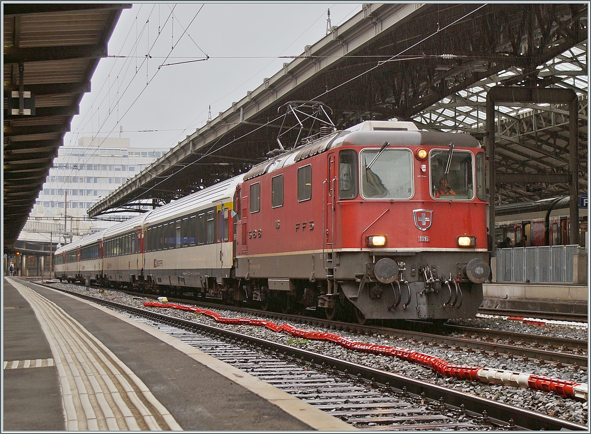 Mit dem Fahrplanwechsel Mitte Dezember endet in der Westschweiz der Planmässige Einsatz der Re 4/4 II vor Reisezüge. Im Bild rangiert die SBB Re 4/4 II 11116 die Lausanne den am Morgen angekommen IR von Neuchâtel für die Rückfahrt am Abend.
Erfreulicherweise stand gerade zum Abschluss eine SBB Re 4/4 II der ersten Serie im Einsatz, welche im Raum Lausanne in den letzten Jahren eher selten zu sehen waren.

8. Dezember 2021