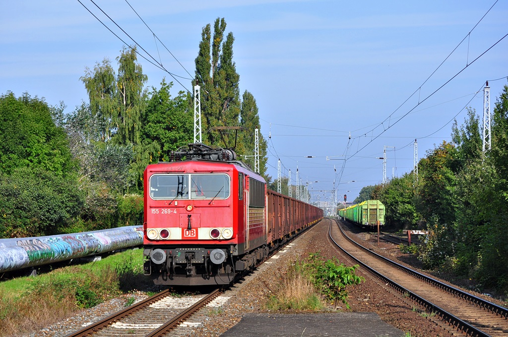 Mit dem GM 62706 nach Spreewitz rollt die 155 269 am 29.09.2014 durch Hp Rostock-Holbeinplatz.